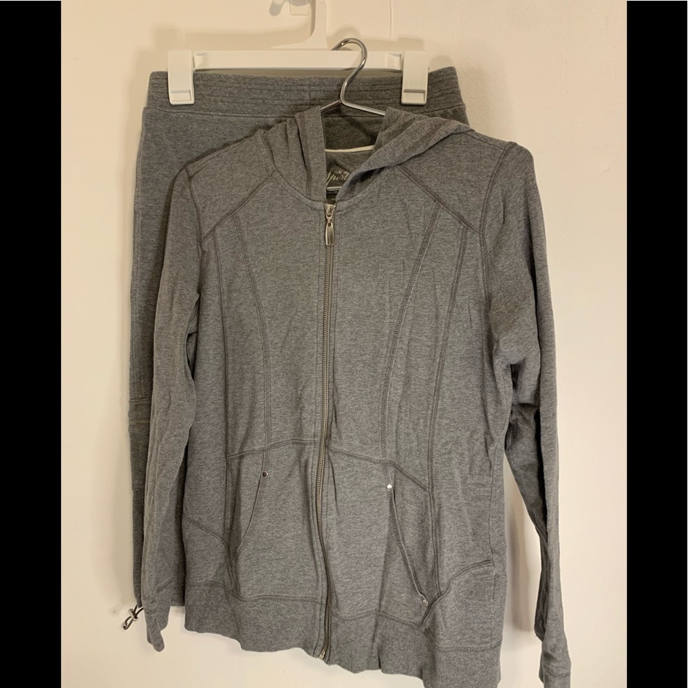 2piece style &co Gray capri jogger suit. Size small